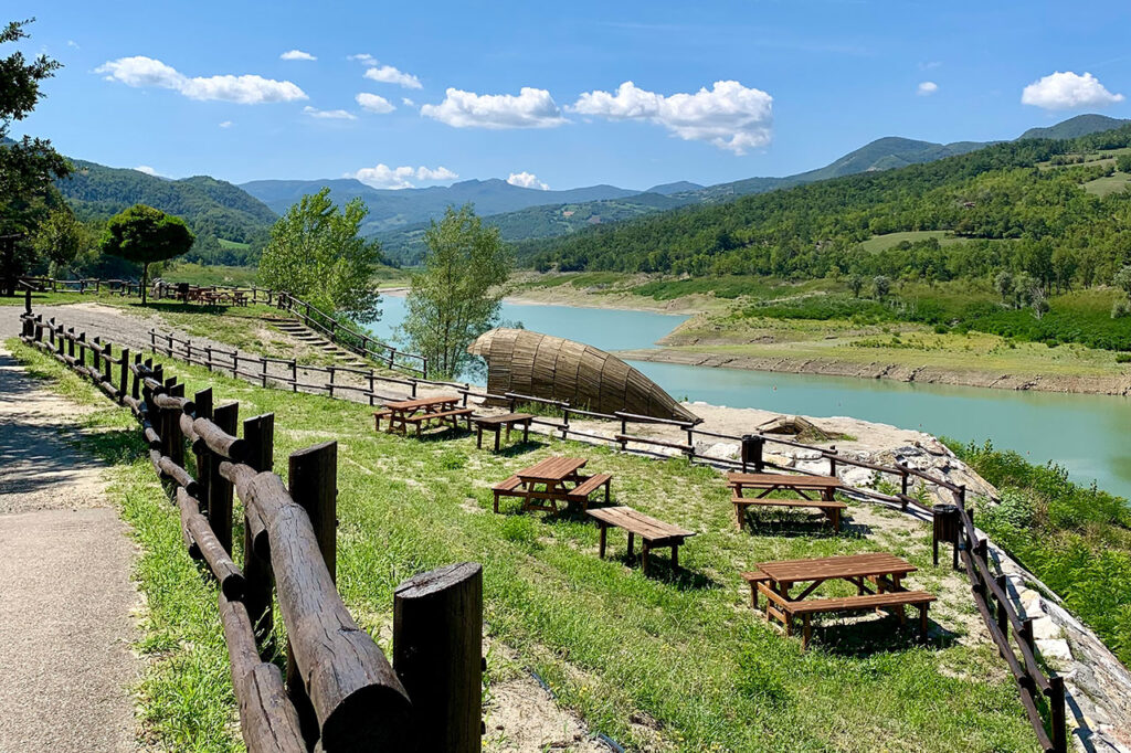 Area picnic con  balena di legno alla Diga di Mignano sull'Arda