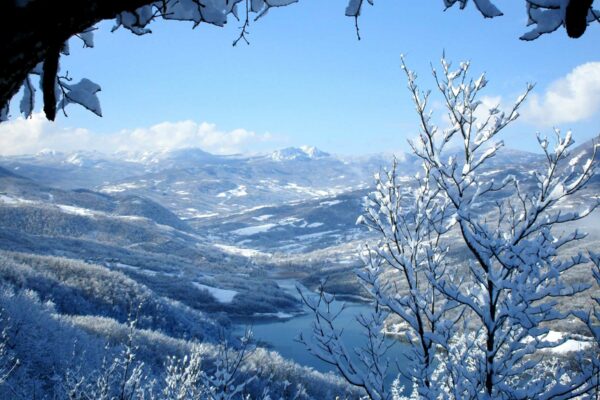 Vista della Diga di Mignano con la neve