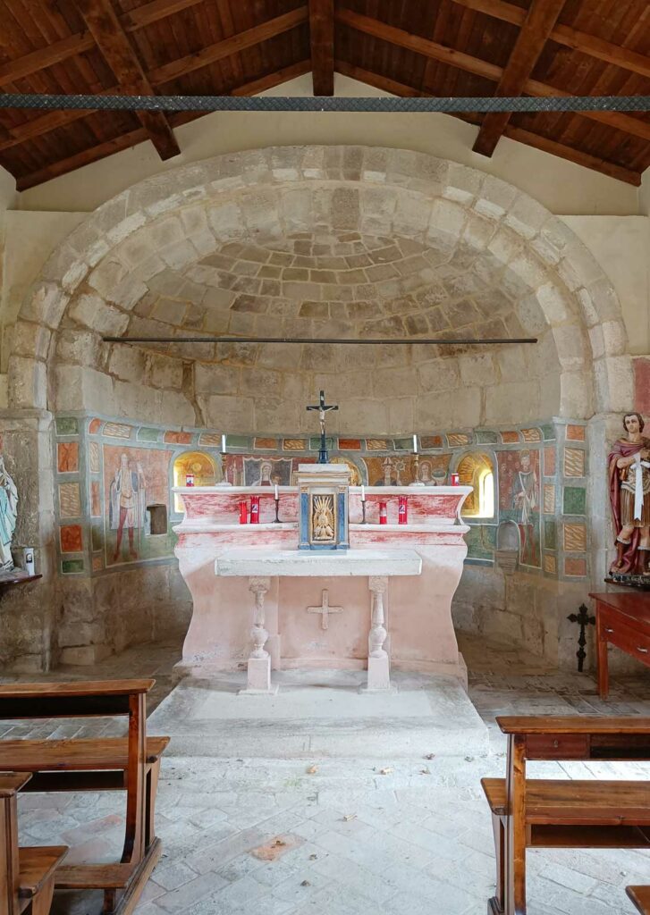 Altare e abside affrescato dell'oratorio di Mignano