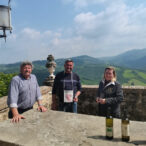 Paolo Loschi e Giuliano Visconti, rispettivamente vice e presidente dell'Associazione dei Produttori di Vin Santo di Vigoleno con la sommelier Laura Sandoli