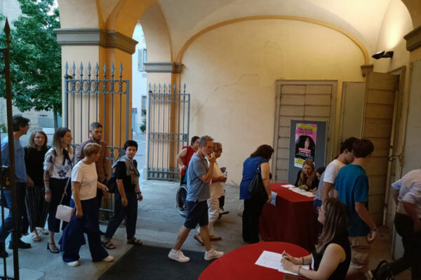 Pubblico che entra al Teatro Verdi di Fiorenzuola per il festival Nuove Esplosioni