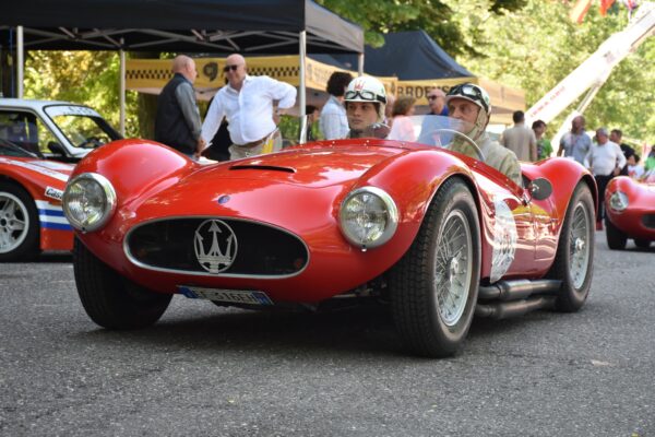 Auto da corsa d'epoca alla Silver Flag di Castell'Arquato