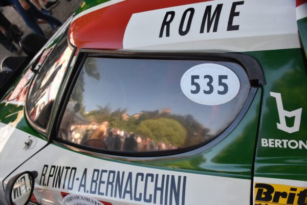 Auto da corsa d'epoca alla Silver Flag di Castell'Arquato