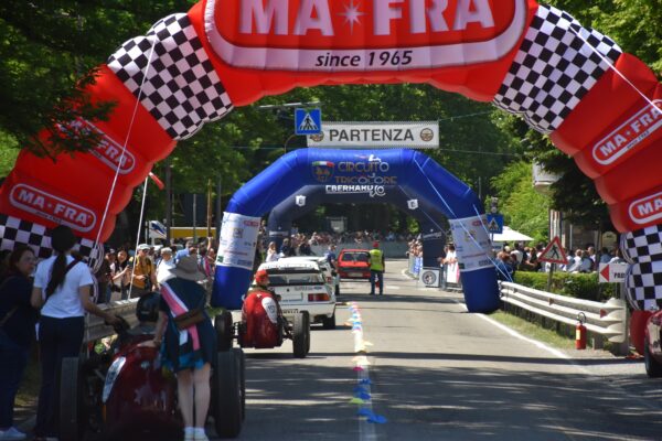 Auto da corsa d'epoca alla Silver Flag di Castell'Arquato