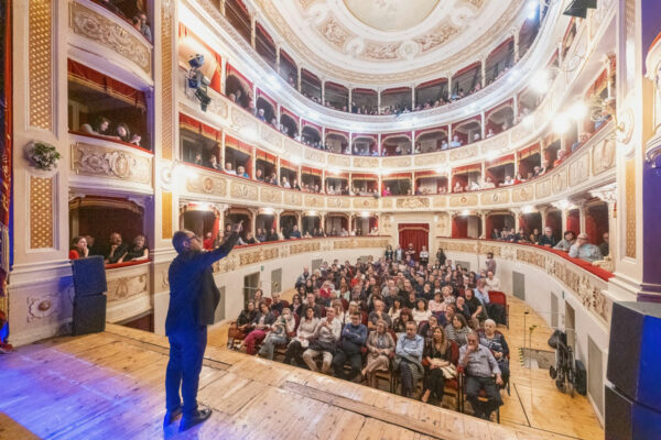 Ture Magro di Sciara Progetti Teatro al Verdi Fiorenzuola per presentare il festival Nuove Esplosioni