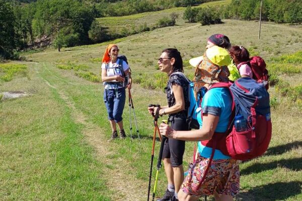 Gruppo di camminatori sulla Via dei Monasteri regi