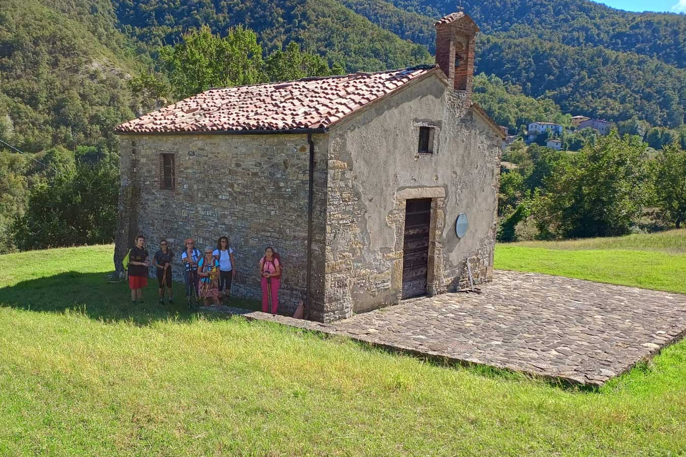 Gruppo di camminatori all'oratorio di Mignano