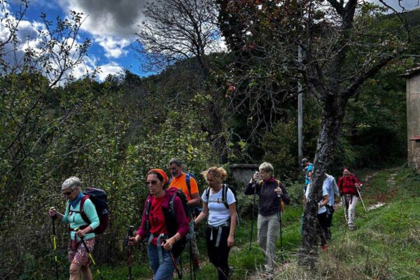 Gruppo di camminatori verso Bardi