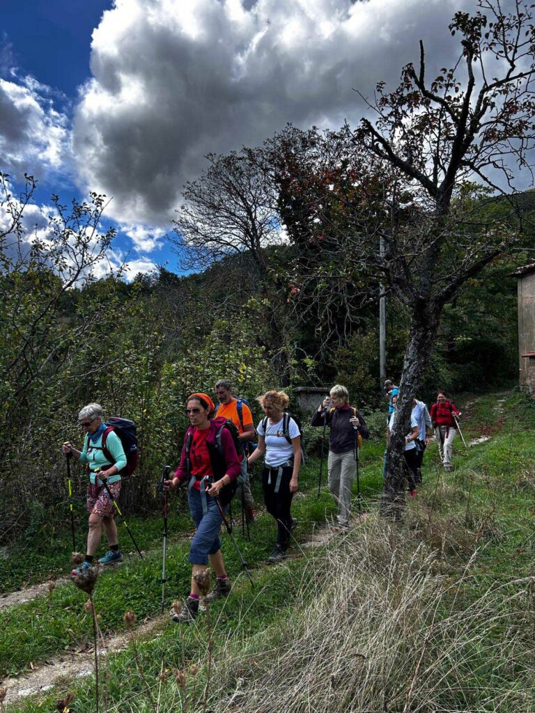 Gruppo di camminatori verso Bardi