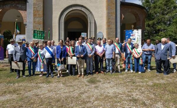 Foto di gruppo della festa piacentini del mondo al monte Moria di Morfasso agosto 2024