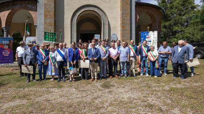 Foto di gruppo della festa piacentini del mondo al monte Moria di Morfasso agosto 2024